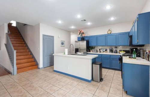 Spring Valley Apartment | 3000sqft House 8beds 3bath Pool jacuzzi Bbqj