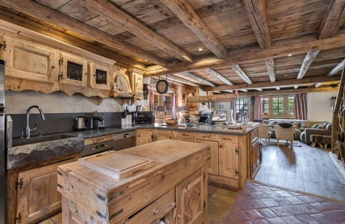 Le Raffort Apartment | 300m from ski slopes, sauna, balcony, fireplace or stove, parking, tv, 220m², Méribel