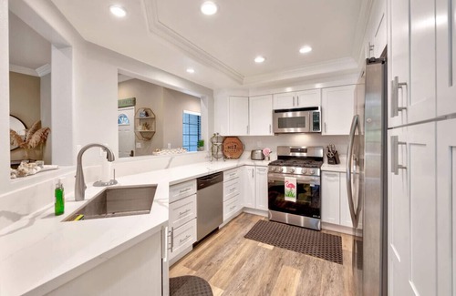 Huntington Beach Condo | 31+ Night Stay Condo | 24-7 Security | Pool | Cozy