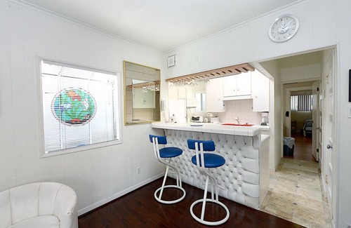 Avalon House | 319CE: Budget-friendly Cottage, 2.5 Blocks to Beach and Shops + WIFI