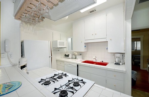 Avalon House | 319CE: Budget-friendly Cottage, 2.5 Blocks to Beach and Shops + WIFI