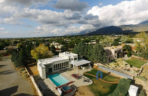 Albuquerque House | ⭐️3200ft🏊‍♂️Pool♨️Hot Tub🎱Billiards 🧳Sleeps 18 & Mtn Views🌄