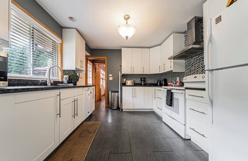 Fairlawn Heights House | 327 · Fairlawn 327 | Spacious 2F & 4H Bathrooms