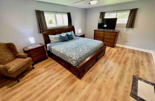 Southeast Houston House | 3300 sq Spacious Kitchen & Living Spaces (5 TVs)