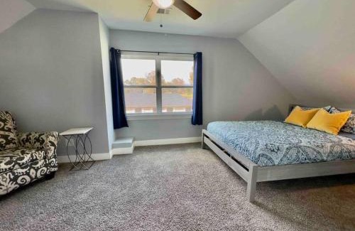 Southeast Houston House | 3300 sq Spacious Kitchen & Living Spaces (5 TVs)