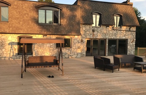 Coloma House | 34-Acre Luxurious Family Getaway Home