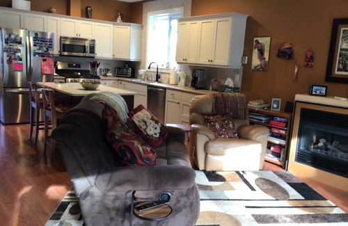 Comox House | 35 minutes to Mt Washington's Alpine Lodge and minutes to multiple trails
