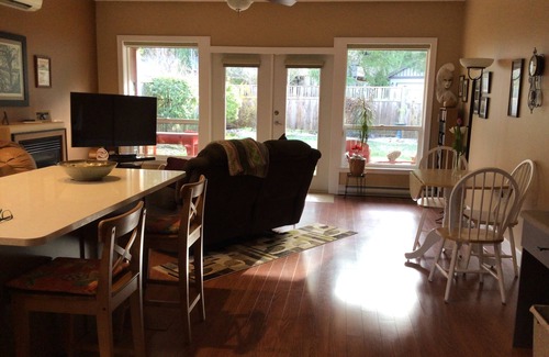 Comox House | 35 minutes to Mt Washington's Alpine Lodge and minutes to multiple trails