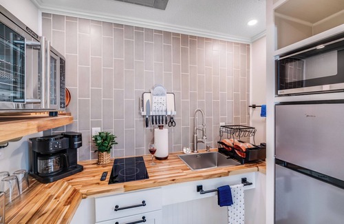 Waxhaw Apartment | 350 sf 3 min From DT Waxhaw Sleeps 2 Private PationThe Little Big Suite