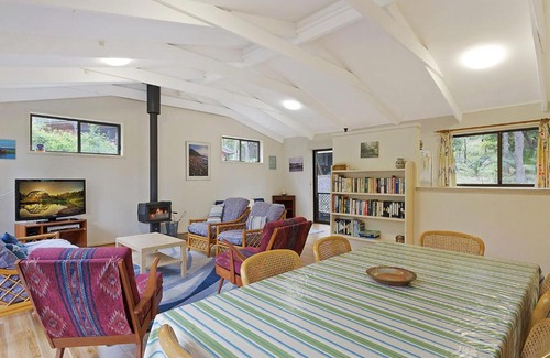 Dalmeny House | 37 Coastal Court Bush Retreat By the Sea