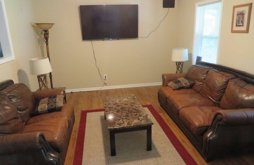 Church Street House | 3755 Unit#1 · Cozy King nr ATL, netflix, Disney, Priv 1/2 Bath