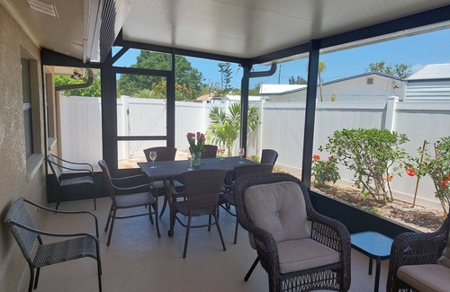 Laurel House | 3BD/2BA, 2 w King Beds, 4 Bikes, 1/2 mile to Beautiful Nokomis Beach