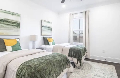 Broadmoor House | 3bd|2ba Vibrant Nola Modern Loft