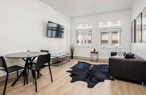 Third Ward Apartment | 3BD Modern Getaway w/ Free Parking