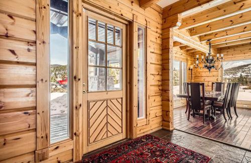The Highlands House | 3BDR with Loft for 8 Hot Tub Sauna & Mtn Views