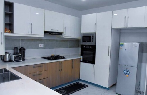 Ajah House | 3bed/24/7power/wi-fi/gym/close2Charterhouseschool