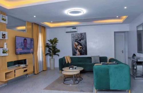 Ajah House | 3bed/24/7power/wi-fi/gym/close2Charterhouseschool