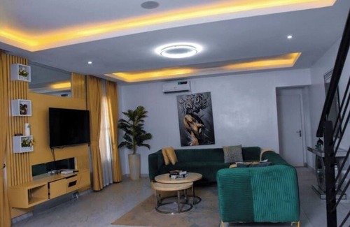 Ajah House | 3bed/24/7power/wi-fi/gym/close2Charterhouseschool