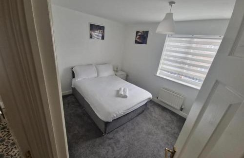 Maidstone House | 3Bed Maidstone Stay - WiFi Parking London Access