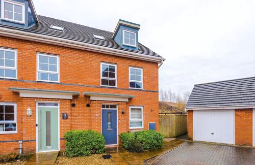 Chorley Apartment | 3Bed Semi Detached Home, 2 Living Rooms, Free Parking, Fully Equipped, Available For Long Stays