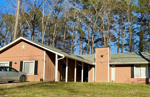 Fayetteville House | 3Bedroom 2 Bath Home. Close to Trilith Studio's Airport… shopping mall.