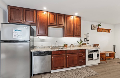 South Louisville House | 3BR/1.5BA Greetings From Louisville next door to Churchill!