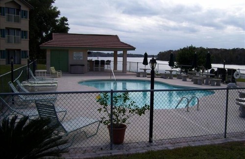 Welaka Condo | 3BR/2BA Condo on the St Johns River-Welaka Resort Living