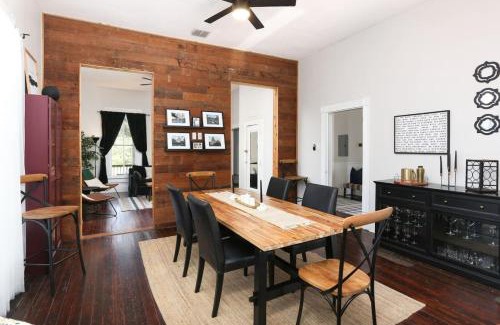 Government Hill House | 3BR 2BTH Historic Pearl Brewery Downtown Riverwalk