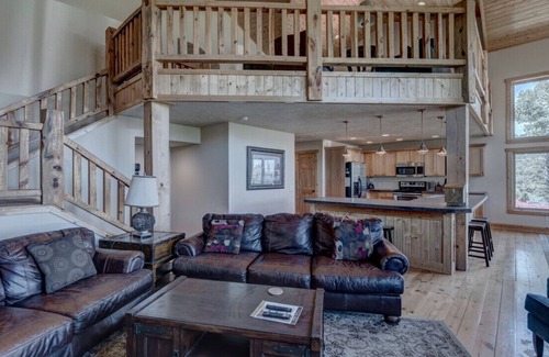 Lead Ski Chalet | 3BR Avalanche Chalet at Terry Peak w/ Hot Tub!