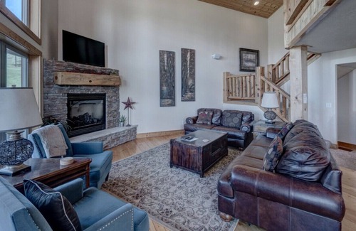 Lead Ski Chalet | 3BR Avalanche Chalet at Terry Peak w/ Hot Tub!