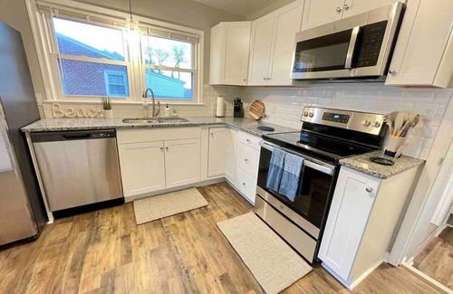 Hampton House | 3BR, Backyard, King Bed | For Professionals