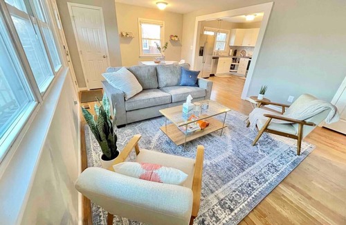 Hampton House | 3BR, Backyard, King Bed | For Professionals