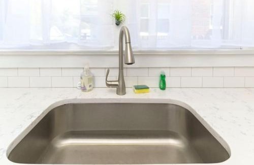 Earlewood House | 3BR Brick Haven - Mins to USC