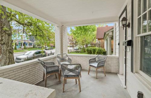 Herron Morton House | 3BR City Chic Modern Apt - Central Location