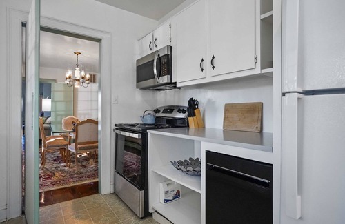 Locustville House | 3BR Farmhouse with Porch, Fire Pit, Horseshoe Pit