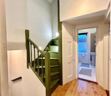 Hanwell Apartment | 3BR flat, Free parking,Sleeps 6, 4 stope to Central London
