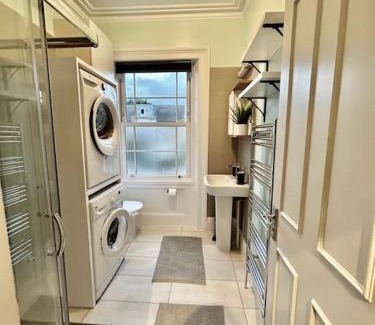 Hanwell Apartment | 3BR flat, Free parking,Sleeps 6, 4 stope to Central London