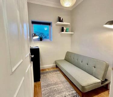 Hanwell Apartment | 3BR flat, Free parking,Sleeps 6, 4 stope to Central London