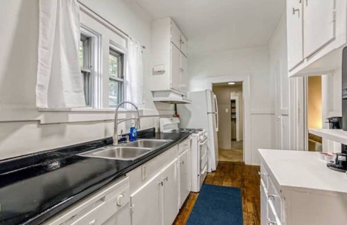 Hillcrest House | 3BR Fully Fenced Hillcrest Home