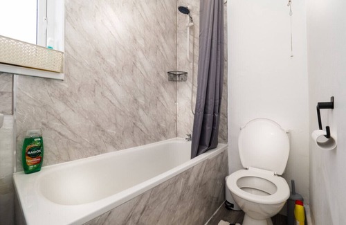 Wallasey House | 3BR Haven Retreat in Wallasey with FREE Parking