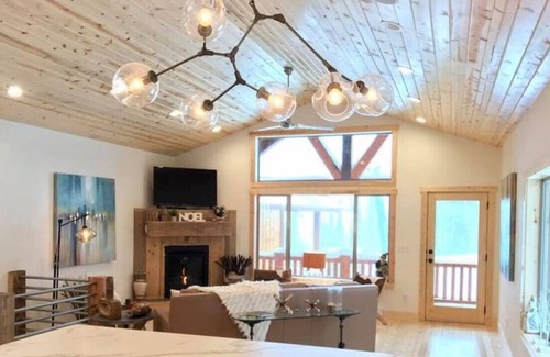 Lead Ski Chalet | 3BR Kussy Chalet at Terry Peak with Hot Tub!