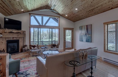 Lead Ski Chalet | 3BR Kussy Chalet at Terry Peak with Hot Tub!