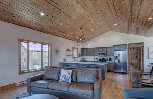 Lead Ski Chalet | 3BR Kussy Chalet at Terry Peak with Hot Tub!
