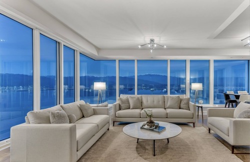 Coal Harbour Apartment | 3BR Luxury Haven: Skyline Views, Spa Retreat, Prime Downtown Locale!