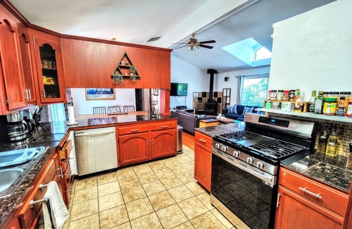 Ahwahnee House | 3BR Private 8 Acre Spa Retreat - BBQ, Patio, Views