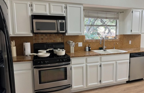 McNeil House | 3BR spacious house in peaceful Cedar Park with sauna, grill and patio