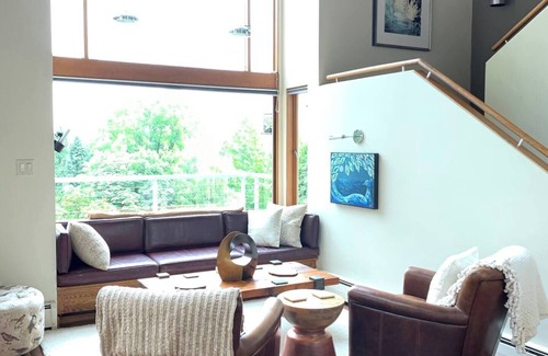 Seattle House | 3br urban oasis with lake views, swimming pool, hot tub, steam shower and sauna.