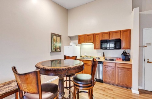 Nashville Condo | 3rd Floor Front Side Penthouse Suite - 302 by Grand Wood Suites