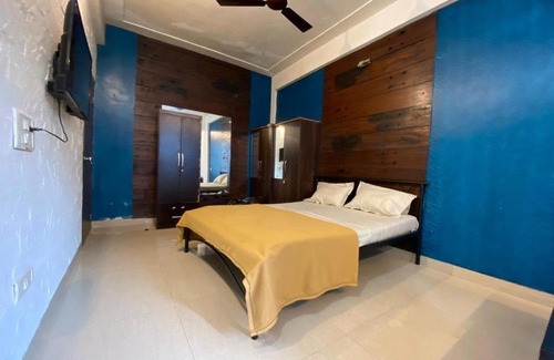 Khar Apartment | 3RK Ac Apartment in Khar West near the station
