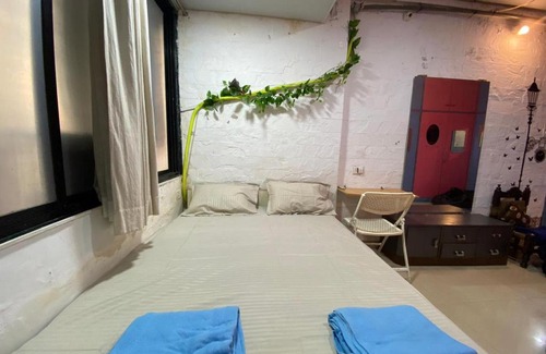 Khar Apartment | 3RK Ac Apartment in Khar West near the station